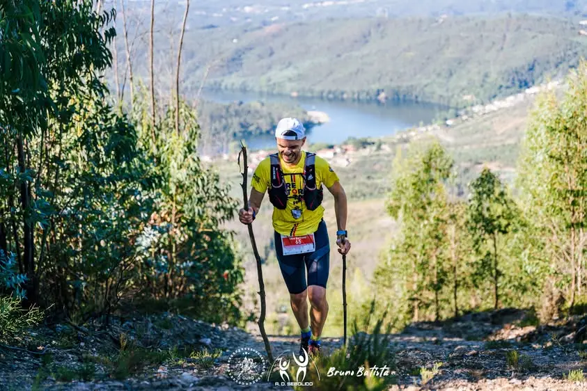Atleta no VIII Trail Boneca D’Ouro, com o Rio Douro ao fundo
